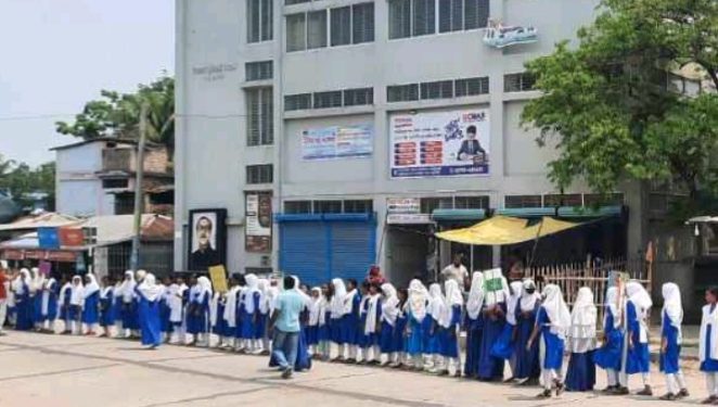 রাজশাহীর বাঘায় অবৈধ পাকিং বন্ধসহ অবৈধ যান চলাচল বন্ধের দাবিতে ছাত্রীদের মানববন্ধন  