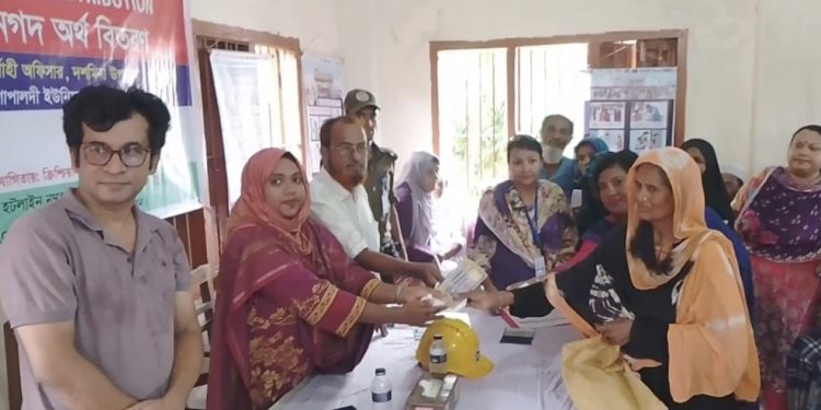 ঘূর্ণিঝড় রিমেলের আঘাতে  ক্ষতিগ্রস্তদের মাঝে নগদ অর্থ সহায়তা বিতরণ