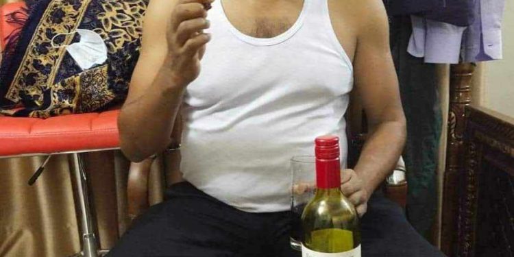 পটুয়াখালীতে রাঙ্গাবালী উপজেলা চেয়ারম্যান প্রার্থীর মদ পানের ছবি সামাজিক যোগাযোগ মাধ্যমে ভাইরাল