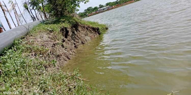 কুয়াকাটায় ড্রেজার মেশিন দিয়ে বালু উত্তোলণে হারিয়ে যাচ্ছে কৃষি ও সমতল ভূমি
