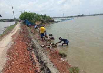 রামপালে ঘূর্ণিঝড়ে ক্ষতিগ্রস্ত রাস্তা নিজস্ব অর্থায়নে সংস্কার করলেন ব্যবসায়ী সাইফুজ্জামান 