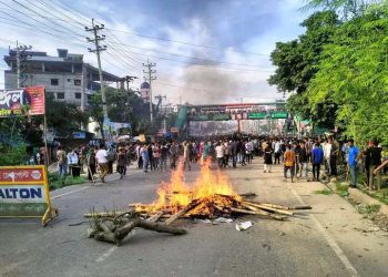 নরসিংদীতে ঢাকা-সিলেট মহাসড়ক অবরোধে কোটা আন্দোলনকারী ও ছাত্রলীগের সংঘর্ষে আহত ৩, অগ্নিসংযোগ, ভাঙচুর 