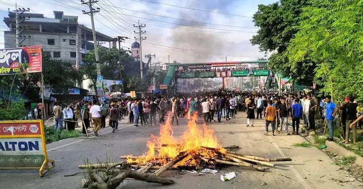 নরসিংদীতে ঢাকা-সিলেট মহাসড়ক অবরোধে কোটা আন্দোলনকারী ও ছাত্রলীগের সংঘর্ষে আহত ৩, অগ্নিসংযোগ, ভাঙচুর