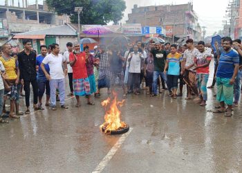 মাদারগঞ্জে উপজেলা চেয়ারম্যান রিমুর মুক্তির দাবীতে বিক্ষোভ ও রাস্তা অবরোধ 