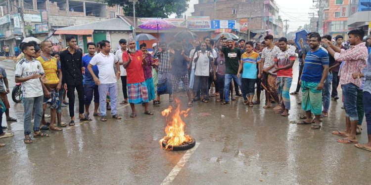 মাদারগঞ্জে উপজেলা চেয়ারম্যান রিমুর মুক্তির দাবীতে বিক্ষোভ ও রাস্তা অবরোধ