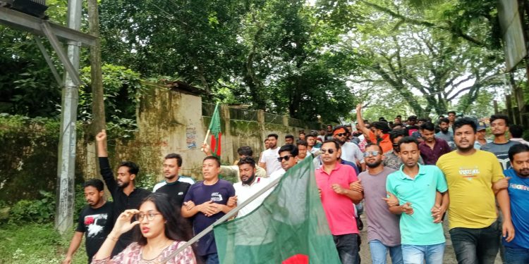 কাপ্তাইয়ে ছাত্র দলের বাধভাঙা বিজয় মিছিল