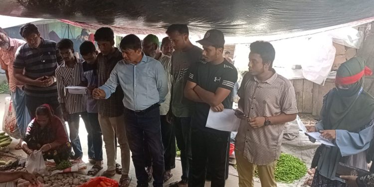 কাপ্তাইয়ে বাজার মনিটরিং করছে বৈষম্য বিরোধী ছাত্র সমাজ
