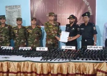 র‍্যাব-১০ এর লুট হওয়া অস্ত্র উদ্ধার করে সেনাবাহিনীর মাধ্যমে পুনরায় র‍্যাবের কাছে হস্তান্তর 