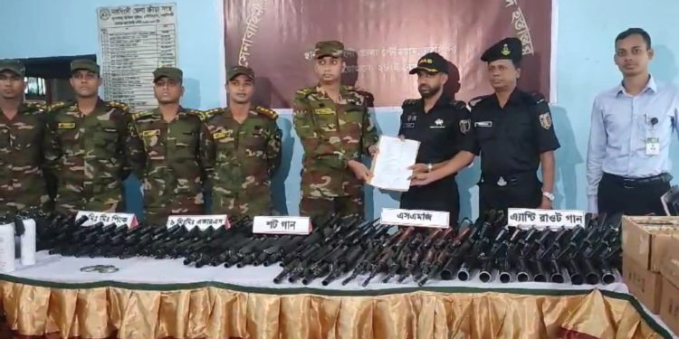 র্যাব-১০ এর লুট হওয়া অস্ত্র উদ্ধার করে সেনাবাহিনীর মাধ্যমে পুনরায় র্যাবের কাছে হস্তান্তর