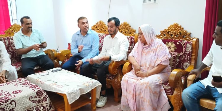 কালিয়াকৈরে জাতীয় মানবাধিকার কমিশনের পরিচালক, কথা বললেন গুলিতে নিহতদের পরিবারের সাথে