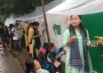 কাপ্তাইয়ে প্রতিবাদী কন্ঠে দেয়ালে গ্রাফিতি আঁকছে আদিবাসী শিক্ষার্থীরা