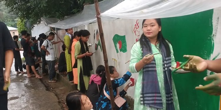 কাপ্তাইয়ে প্রতিবাদী কন্ঠে দেয়ালে গ্রাফিতি আঁকছে আদিবাসী শিক্ষার্থীরা