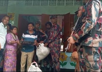 কাপ্তাইয়ে ভারী বর্ষণ ও পাহাড় ধসে ক্ষতিগ্রস্তদের পাশে ৪১ বিজিবি খাদ্য সামগ্রিক বিতরণ