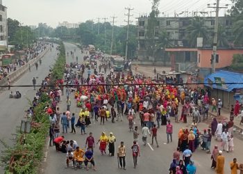 আবারও মহাসড়ক অবরোধ,যাত্রীদের ভোগান্তি চরমে
