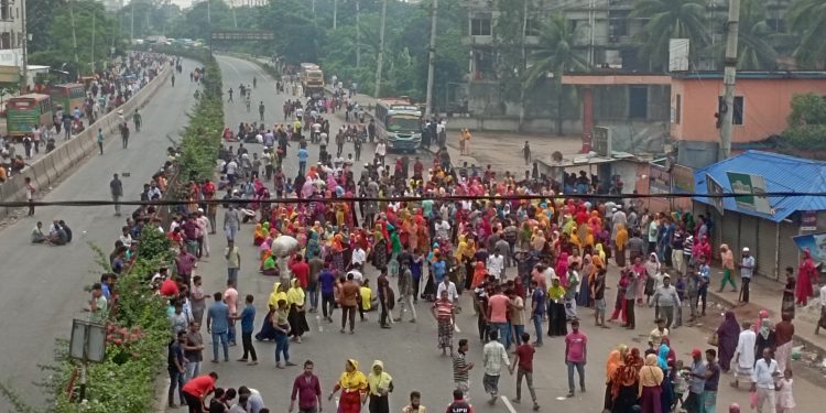 আবারও মহাসড়ক অবরোধ,যাত্রীদের ভোগান্তি চরমে