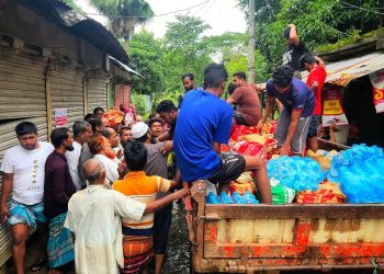 লক্ষ্মীপুরে বন্যার্তদের পাশে ‘গেট আপ স্ট্যান্ড আপ’: ১২০০ পরিবারে ত্রাণ বিতরণ সফলভাবে সম্পন্ন”
