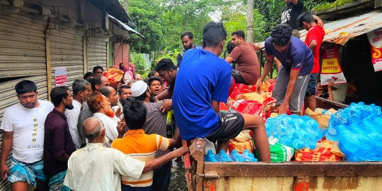 লক্ষ্মীপুরে বন্যার্তদের পাশে ‘গেট আপ স্ট্যান্ড আপ’: ১২০০ পরিবারে ত্রাণ বিতরণ সফলভাবে সম্পন্ন”