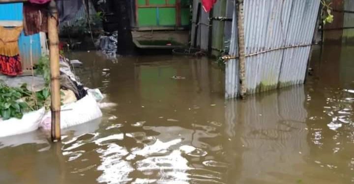 নোয়াখালীতে দুর্বিষহ জীবন কাটাচ্ছেন লাখ লাখ মানুষ, বানের পানি কমছে ধীরগতিতে