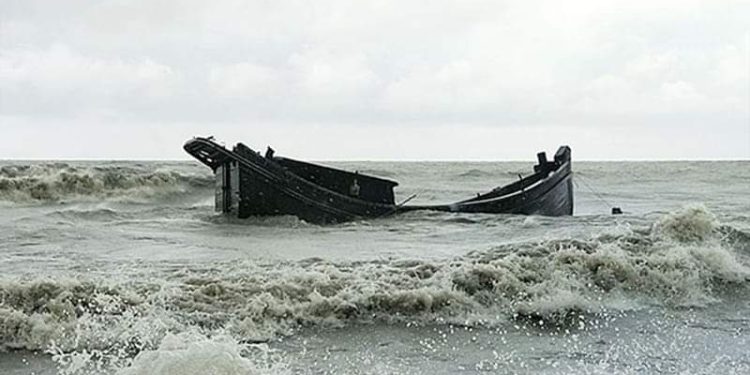 নোয়াখালীর মেঘনা নদীতে ৪টি ট্রলার ডুবি