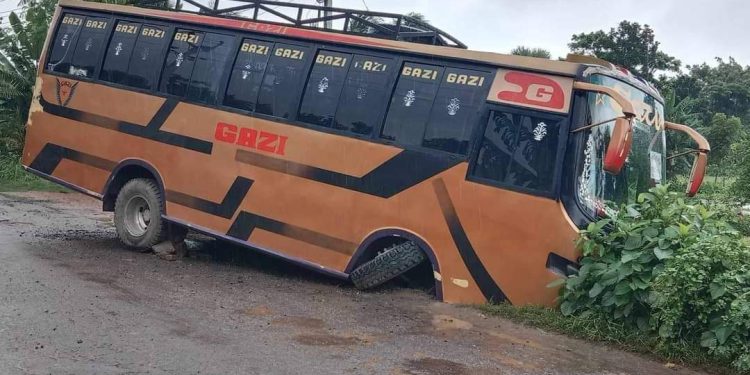 দেবহাটার কুলিয়ায় বাস দূর্ঘটনায় অল্পের জন্য বেঁচে গেলো ৫০যাত্রী