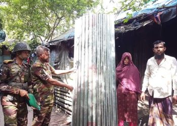 সেনাবাহিনীর  পক্ষ থেকে বন্যা ক্ষতিগ্রস্থদের মাঝে ঢেউটিন ও নগদ অর্থ বিতরণ