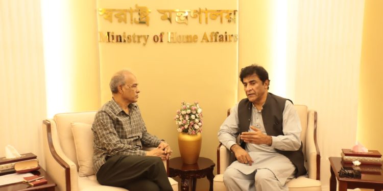 স্বরাষ্ট্র উপদেষ্টার সঙ্গে পাকিস্তানের হাইকমিশনারের সাক্ষাৎ