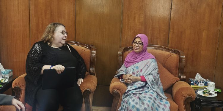 স্বাস্থ্য উপদেষ্টার সঙ্গে মার্কিন চার্জ দ্য অ্যাফেয়ার্সের সাক্ষাৎ