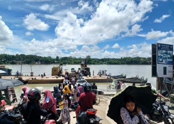 পুনরায় চালু হলো ৫ দিন পর  চন্দ্রঘোনা-রাইখালী নৌ পথে ফেরি চলাচল