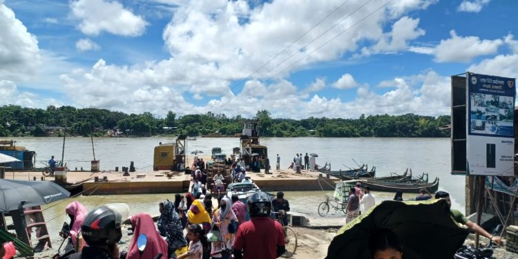 পুনরায় চালু হলো ৫ দিন পর  চন্দ্রঘোনা-রাইখালী নৌ পথে ফেরি চলাচল