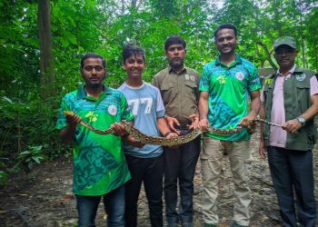 কাপ্তাইয়ে ৭ কেজি ওজনের অজগর সাপ অবমুক্ত 