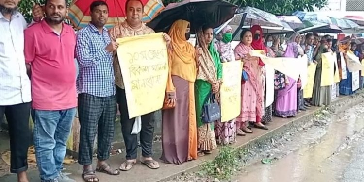 ১০ম গ্রেড বাস্তবায়নের দাবীতে সহকারী প্রাথমিক শিক্ষকদের মানববন্ধন
