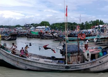 বৈরী আবহাওয়ায় উত্তাল সমুদ্র, শত শত ট্রলার নিরাপদ আশ্রয়ে