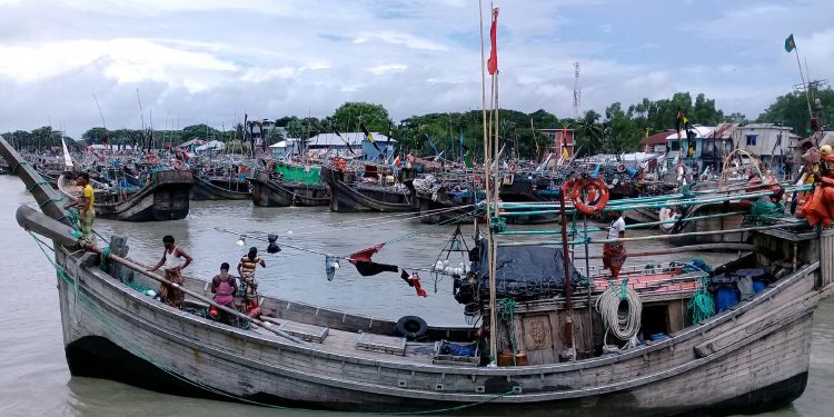 বৈরী আবহাওয়ায় উত্তাল সমুদ্র, শত শত ট্রলার নিরাপদ আশ্রয়ে