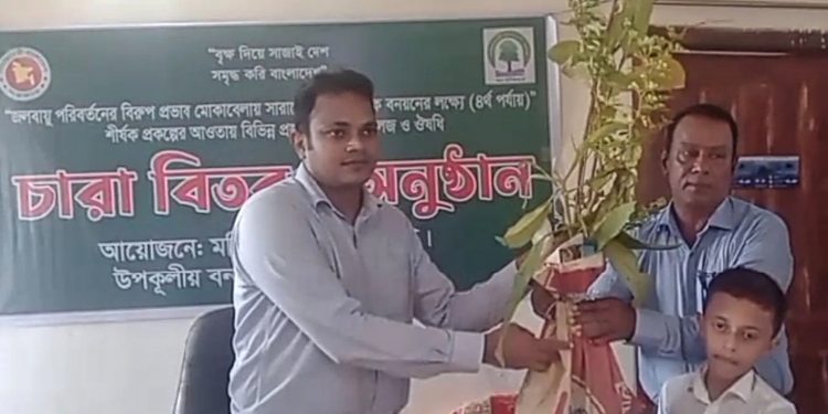পটুয়াখালীতে স্কুল শিক্ষার্থীদের মাঝে ১৫ হাজার গাছের চারা বিতরণ কার্যক্রমের উদ্বোধন