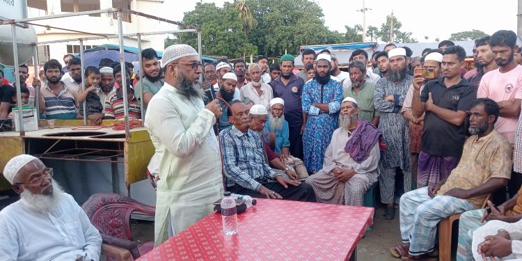 কুয়াকাটা সৈকতের ক্ষুদ্র ব্যবসায়ীদের প্রতিবাদ সভা