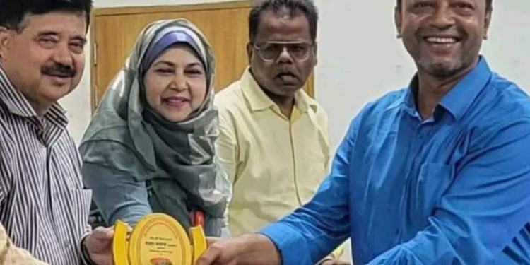 ভালো কাজের পুরস্কার পেলেন সাংবাদিক ফারুক