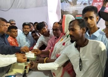 বিএনপির ত্রাণ তহবিলে মোংলার তৃতীয় লিঙ্গের অনুদান প্রদান