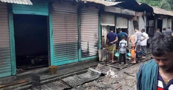 চাটখিলে দশঘরিয়া বাজারে ভয়াবহ অগ্নিকাণ্ডে  ৩২টি দোকান  ভস্মিভূত 