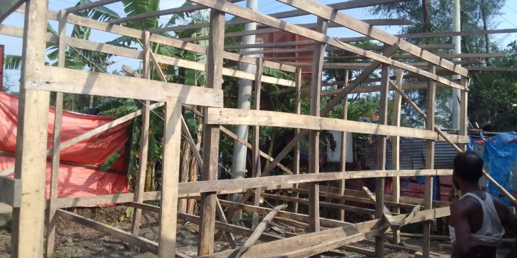 পটুয়াখালীতে রাতের আধারে জমি দখল করে বসত বাড়ি তৈরি করার পায়তারা 