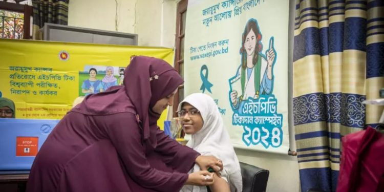জরায়ুমুখ ক্যান্সার প্রতিরোধে দেশব্যাপী হিউম্যান প্যাপিলোমা ভাইরাস (এইচপিভি) টিকাদান ক্যাম্পেইন (চূড়ান্ত পর্যায়) শুরু করেছে বাংলাদেশের অন্তর্বর্তী সরকার