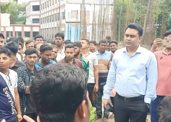 মেহেরপুরে ঘুষের বিনিময়ে ড্রাইভিং লাইসেন্স পরীক্ষায় পাশ করানোর অভিযোগে বিক্ষোভ,