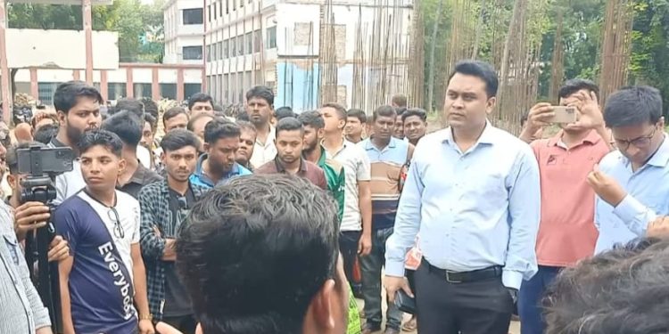 মেহেরপুরে ঘুষের বিনিময়ে ড্রাইভিং লাইসেন্স পরীক্ষায় পাশ করানোর অভিযোগে বিক্ষোভ,