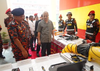 ফায়ার সার্ভিসকে সুনাম অক্ষুণ্ণ রেখে কাজ করার আহ্বান স্বরাষ্ট্র উপদেষ্টার