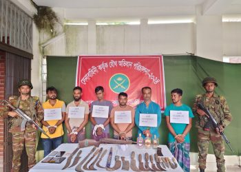 কালিয়ায় সেনাবাহিনীর অভিযানে বিপুল পরিমাণ দেশীয় অস্ত্রসহ ৬জন আটক