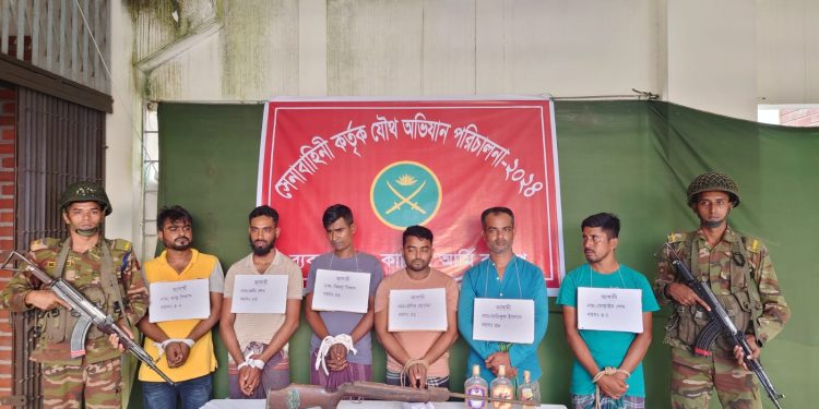 কালিয়ায় সেনাবাহিনীর অভিযানে বিপুল পরিমাণ দেশীয় অস্ত্রসহ ৬জন আটক
