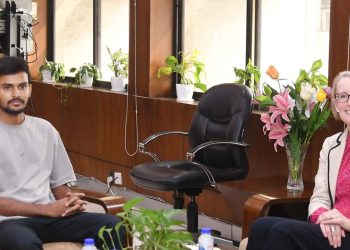 শ্রম ও কর্মসংস্থান উপদেষ্টার সাথে ব্রিটিশ হাইকমিশনারের সৌজন্য সাক্ষাৎ