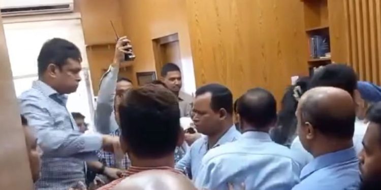 সচিবালয়ে বিশৃঙ্খলা সৃষ্টিকারীদের ১৭ জন উপসচিবকে শাস্তি