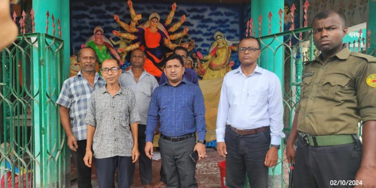 দেবহাটায় প্রতিমা তৈরিতে ব্যস্ত কারিগরেরা মন্ডপ পরিদর্শনে “ইউএনও”