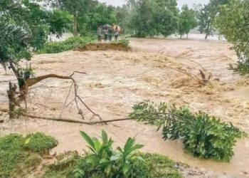 ঢলের পানিতে মায়ের নিথর দেহের সঙ্গে ভেসে এলো শিশু