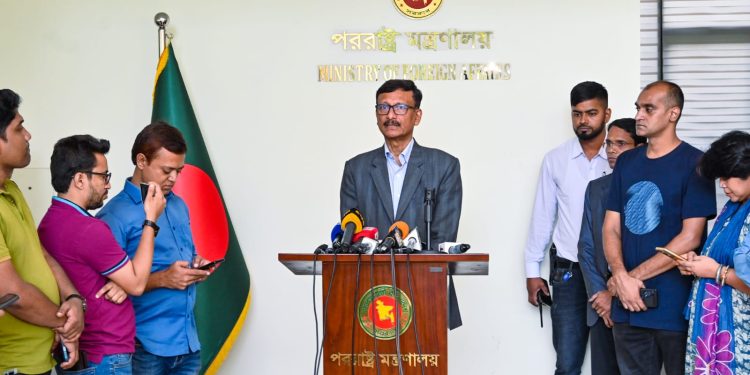 ডিসেম্বরের মধ্যে ২০ হাজার ভিসা আবেদন নিষ্পত্তির আশ্বাস ইতালি দূতাবাসের : পররাষ্ট্র উপদেষ্টা